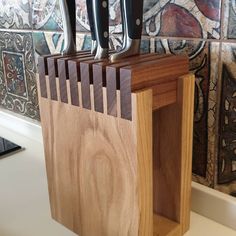 there are many knives that are on the cutting board in this kitchen counter top holder