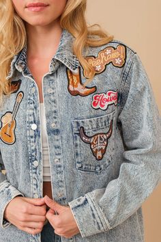 FINAL SALE! Garment Washed Snap Up Rodeo Western Patchwork Denim Jacket. This shacket has a fun retro feel and is oversized for perfect layering. Featuring western themed patches, the denim jacket looks great for a date night, rodeo or country festival or concert. Denim Jacket Looks, Western Patchwork, Country Festival, Patchwork Denim Jacket, Patchwork Denim, Denim Patchwork, Rodeo, Western Fashion, Final Sale