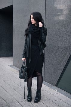 Dark Edgy Fashion, Modern Witch Fashion, Knitted Snood, Giles Deacon, Edgy Fashion Outfits, Fashion Outfits Plus Size, Minimalist Dress, Black Everything, Mens Fashion Edgy