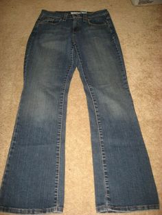 This pair of Womens LEVIS 515 Bootcut Stretch Low Jeans are a size 4 (waist 29, inseam 30, rise 9) and in EXCELLENT condition. 9920 Levis Bootcut Jeans Women, Bootcut Jeans Women, Womens Levis, Levi Bootcut Jeans, Low Jeans, Levis Bootcut, Visual Archive, Outfit Vintage, Jeans Women