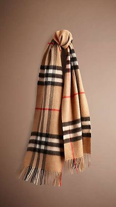 Burberry Christmas, Boots Inspiration, Scarf Burberry, Burberry Classic, Woven Scarves, Casual Chique, British Outfits, Cashmere Shawl