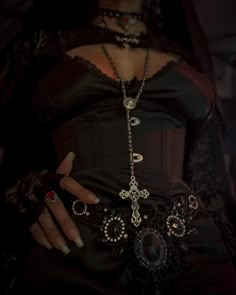 Latin Gothic Aesthetic, Vampire Dress Aesthetic, Vampire Woman Aesthetic, Black Vampire Aesthetic, Goth Goddess, Goth Glamour, Afro Goth, Black Vampire, Vampire Goth