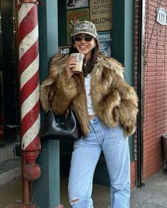 Fur Jacket Outfit, Bandana Cap, Fur Coat Outfit, Nyc Outfits, Weather Outfits, Oversized Sweaters, Italy Outfits