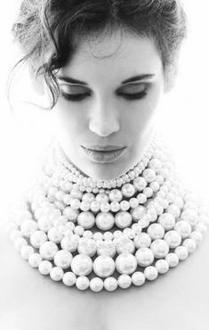 How To Wear Pearls, A Necklace, Beauty Photography, Style Guides, Beautiful Jewelry