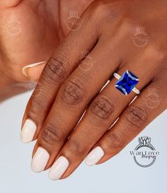 Anello di fidanzamento con diamante zaffiro blu stile celebrità da 5 ct, anello con zaffiro taglio smeraldo, anello aureola nascosto laterale di diamanti, anello nuziale da sposa Questo anello verrà creato con la dimensione della gemma centrale scelta. Personalizza sia la dimensione della gemma centrale che le gemme d'accento per creare il tuo look unico. L'accessorio definitivo per ogni grande giorno o da indossare tutti i giorni!! È il regalo perfetto per quella persona speciale nella tua vi Blue Radiant Cut Lab-created Sapphire Jewelry, Radiant Cut Tanzanite Jewelry With Prong Setting, Radiant Cut Lab-created Sapphire Jewelry, Blue Radiant Cut Stone Jewelry, Radiant Cut Sapphire Solitaire Jewelry, Emerald Cut Sapphire Jewelry For Proposal, Sapphire Radiant Cut Jewelry With Center Stone, Radiant Cut Lab-created Sapphire Ring, Fine Jewelry, Blue Radiant Cut Ring With Prong Setting