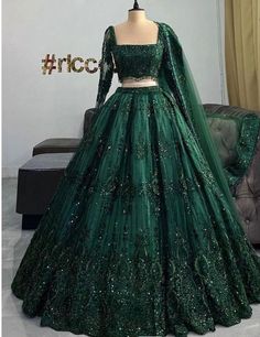 Green Lehenga For Mehndi, Green Lehenga Bridal, Green Wedding Lehenga, Mehndi Outfit For Bride, Green Bridal Lehenga, Best Indian Wedding Dresses, Simple Lehenga, Green Wedding Dresses