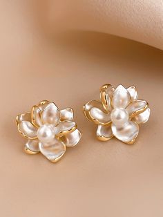 Faux Pearl Decor Flower Design Stud Earrings Bijoux Art Nouveau, Pearl Decor, Party Earrings, Gold Earrings Designs, Jewelry Lookbook, Fancy Jewelry, Girly Jewelry