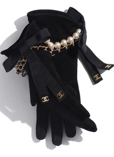 Chanel Gloves, Gloves Fashion, Chanel Inspired, Chanel Accessories, Girly Accessories, Looks Chic, Kpop Fashion Outfits, Teen Fashion Outfits, Fame Dr