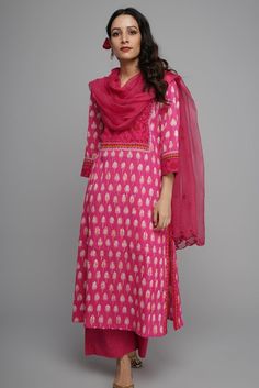 Simple Indian Suits, Indian Bridal Sarees, Fashion Indian, Salwar Designs, Pakistan Fashion