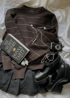 Dark Academia Clothes Aesthetic, Vintage Women Outfits, Dark Academia Y2k, Mha Dr, Dr Wardrobe, Academia Outfits, Girl Vibe, Mode Hippie