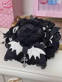 Cross Bat Wing Design Gothic Black Mini Hat Vroid Model, Head Peices, Black Rose Design, Witch Ideas, Wings Skeleton, Beaded Halloween, Dark Kawaii, Black Witch Hat, Headpiece Accessories