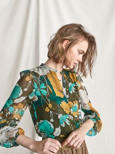 Autumn winter 2016 Women´s SILK FLOWER-PRINT SHIRT at Massimo Dutti for 699. Effortless elegance! Basic Wardrobe Pieces, Flower Print Shirt, Oversize Pullover, Chiffon Floral, Blouse Nordstrom, Burda Style, Loose Shirts, Women Shirts Blouse, Floral Chiffon