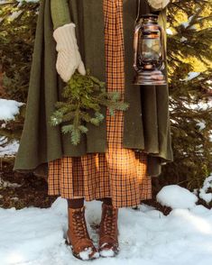 Winter Cottagecore Outfit, Cottagecore Winter Outfits, Cottagecore Winter, Winter Cottagecore, Cottage Core Dresses, Green Academia, Cottagecore Christmas, Feeding Birds, Cottagecore Outfit