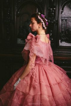 Ball Gown Victorian, Victorian Crinoline, Gown Victorian, 1860s Dresses, Crinoline Dress, Vintage Ball Gowns, Cosplay Inspiration, Wind Rose, Dress Illustration