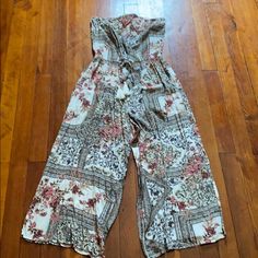 Nwt Jumpsuit Size S Casual Floral Print Strapless Jumpsuit For Spring, Casual Strapless Jumpsuit With Floral Print For Spring, Casual Strapless Floral Jumpsuit For Spring, Casual Fitted Strapless Jumpsuit With Floral Print, Spring Floral Print Strapless Fitted Jumpsuit, Floral Pantsuit, Bell Sleeve Romper, Off Shoulder Jumpsuit, Strapless Romper