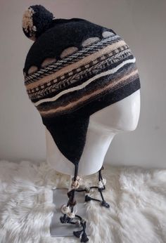 The chullo is an ancestral garment that comes from the Peruvian Andes. This Peruvian chullo hat is made with 100% baby alpaca. This high-quality hat is very soft, silky to the touch, and thermally insulating. Additionally, it is naturally hypoallergenic and does not itch. We care that the entire process is of the highest quality, ecological, and free of animal cruelty. Feel the magic of the Andes with this unique piece of the best quality and made by Peruvian artisans. *100% quality and handmade *100% Baby alpaca *Unisex *One size Care instructions: Dry clean only. Not suitable for tumble dryers. Alpaca Hat, Ear Flap Hats, Unisex Gift, Quality Hats, Unisex Gifts, Baby Alpaca, Alpaca, Caps Hats, Unique Pieces