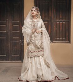 Nikah Ideas, Nikah Dresses, Coldplay Wallpaper, Nikkah Outfit, Dupatta Draping, Indian Things, Nikah Ceremony, Draping Styles, Nikah Outfit