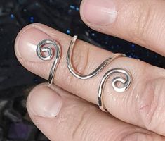 Arthritis Adjustable Finger Splint Sterling Silver or Brass Hammered Ring - Etsy Finger Splint, Tension Ring, Wire Jewelry Rings, Metal Jewelry Making, Hammered Ring, Hammered Rings, Silver Jewelry Design, Hammered Sterling Silver, Textured Ring