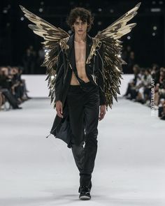 Men Weird Fashion, Model Men Runway, Male Extravagant Fashion, Villain Fashion Men, Cute Outfit Male, Fae Aesthetic Clothes Male, Men Couture Fashion, Male Met Gala Looks