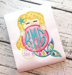 I2S Mermaid Monogram Peeker Applique design Learning To Embroider, Circle Font, Brother Embroidery, Applique Monogram, Embroidery Monogram, Machine Embroidery Applique, Machine Applique, Sewing Embroidery Designs, St Paddy