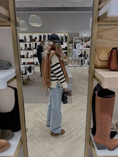 Zara Fall 2022, Fall Outfits Zara, How To Wear Uggs Winter Outfits, Uggs Outfit 2022, Outfit Inspo With Uggs, Slipper Uggs Outfit, Mini Ugg Outfit Ideas, Uggs Mini Outfit, Ugg Shoes Outfit