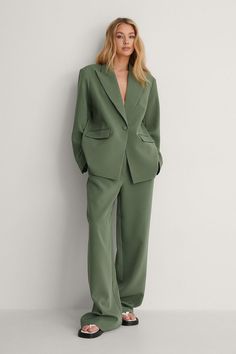 This blazer features a lapel neckline with a point collar, padded shoulders, long sleeves with four button cuffs, one button closure on the front, two front flap pockets, seam details and an oversized fit. Big Men Suits, Green Suit Women, Graduation Suit, Wide Leg Trousers Outfit, Linen Blazers Women, Pointy Collar, Mens Suit Jacket, Suits Clothing, Green Suit