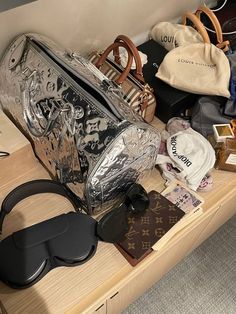 Aesthetic Clips, Mirror Bag, Expensive Bag, Super Rich Kids, Handbag Essentials, Women's Bags By Style, Luxury Purses, Rich Kids, Luxury Closet