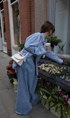 деним 2025 джинс 2025 European Fall Outfits, Travel Outfit Fall, Fall Outfits Chic, Wide Leg Outfits, Fall Travel Wardrobe, Bored Drawing, Wide Leg Jeans Outfits, Fall Travel Outfit, Getting Bored