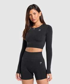 ADD A LITTLE EXTRA These collections take your training staples and give you something a little bit extra. • Long sleeve top• Seamless construction SIZE & FIT• Cropped fit• Model is 5'8" and wears size XS MATERIALS & CARE• 88% Nylon, 12% Elastane SKU: B7A2S-BB2J Functional Seamless Black Tops, Black Workout Top With Seamless Construction, Gym Shark Long Sleeve Crop, Gym Shark Long Sleeve, Gymshark Top, Black Long Sleeve Crop Top, Gym Shark, Xmas List, Running Gear