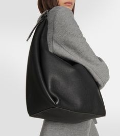 Medium Leather Tote Bag in Black - Toteme | Mytheresa Leather Tote Bag Designer, Chic Work Outfit, Leather Bag Design, Leather Shopper Bag, Slouchy Tote, Hobo Tote Bag, Diy Bag Designs, Corporate Attire, Black Leather Tote Bag