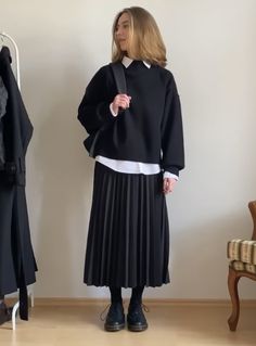 Black Pleated Maxi Skirt Outfit, Korean Street Fashion Women, Stylish Outfits Casual, Long Skirt Fashion, Muslim Outfits Casual, Hijab Style Casual, Hijabi Fashion Casual, Hijabi Outfits Casual, Muslim Fashion Outfits