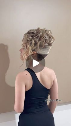 33K likes, 410 comments - andreeamera pe June 15, 2024: "💫French twist 💫Watch until the end❗️❗️ Do you like it my dears?🤔  Model @saracseh   #AndreeaMera_hairstyleandacademy #andreeamera  #hairtrends #hairinspiration #haireducator #hairdresser #hairtutorial #haireducation #hairacademy  #hairstyles_ideas_ #weddinghair #beauty #bridehairstyle #hairlover #blondehair #hairlove #bride #bridetobe #bridesmaids  #bridal #brideandgroom #modernsalon  #curlyhair #curls #braids". Olden Days Hairstyles, Dark Hair Updo Hairstyles, Updue Hairstyles Wedding, French Twist With Curls, High Up Dos For Medium Hair, Western Updo Hairstyles, French Twist Wedding Hair, French Twist Updo Tutorial, Unique Updos