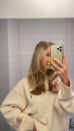 Blonde Below Shoulder Length Hair, Honey Blonde Hair Blended Roots, Blond Medium Length Hair With Layers, Curtain Bangs For Thick Wavy Hair, Lived In Natural Blonde, Lived In Blonde Straight Hair, Haircut Inspo Medium Layered, Mid Length Light Brown Hair, Medium Length Blonde Hair With Layers