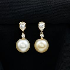 Détails du produit
Ces simples paires de boucles d'oreilles pendantes pour femmes sont ornées de moissanite de forme poire et ronde serties dans un cadre clos et d'une superbe perle des mers du Sud de 10 mm en guise de goutte, ce qui en fait un ajout indispensable à votre collection de bijoux. Les boucles d'oreilles pendantes en perles des mers du Sud conviennent à un usage quotidien et ajoutent également une touche élégante à votre tenue pour vos soirées spéciales.

Informations sur le produit Sea Pearl, Signature Jewelry, South Seas, South Sea Pearls, Sea Pearls, Timeless Jewelry, Pearl Drop Earrings, Pearl Drop, Conflict Free Diamonds