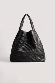 Soft Woven Tote Black | NA-KD Fall Italy Outfits, Minimalist Closet, Italy Outfits, Work Tote, Outfits For Women, Future Fashion, Clothing Essentials, Mini Tote, Woven Bag