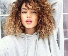 Curly Balayage Hair, Ombre Curly Hair, Dyed Curly Hair, Ombré Hair, Diet Vegetarian, Curly Hair Inspiration, Short Curly Hair, Curly Girl, Blonde Balayage