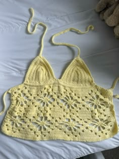 Crochet summer halter neck top! Easy Tops To Crochet, Crochet Flower Tank Top, Halter Crochet Top, Halter Top Crochet, Crochet Shoulder Bags, Crochet Halter Top, Crochet Inspo, Crochet Halter