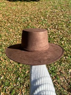 -Made in Guanajuato, Mexico -One size fits most -Stretch band to fit sizes S-L -Manmade -Shipped from Florida -15 in. L -14 in. W -6 in. H -Material felt -4 in. H Crown White Baseball Hat, Vintage Style Hat, Pork Pie Hat, Crochet Winter Hats, Straw Fedora, Running Hats, Boater Hat, Crochet Winter, Turquoise Leather