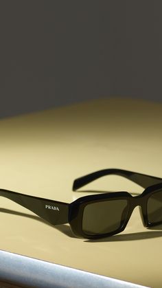 Le design multifacettes des branches des nouvelles lunettes de soleil Prada Symbole allie motif géométrique et esthétique audacieuse. Prada, Sunglasses, Glass, Design