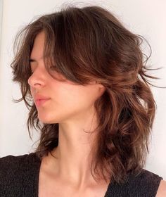 Wavy Shoulder Length Hair With Layers And Bangs, Short Hair With Bangs Wavy, Mid Length Hair With Layers And Bangs Shag Hairstyles, Fem Mullet, Shaggy Wolf Cut Medium Hair, Medium Layered Haircuts With Bangs, Mid Length Shag, Hear Cut, Shoulder Length Wavy Hair