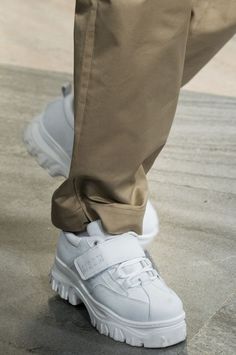 MSGM Fall 2018 Men's Fashion Show Details - The Impression Men Fashion Show, Mens Fashion Fall, Fashion Advertising, Bow Sneakers, Fashion Baby, Fall 2018, Creative Fashion, Canvas Shoes, Nice Shoes