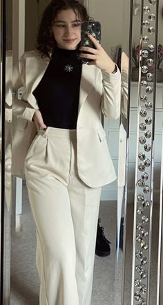 Formal Suits For Women, Blazer Outfits For Women, Business Outfits Women, Business Casual Outfits For Work, Casual Day Outfits, Quick Outfits, Stylish Work Outfits