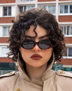 Tucked Bob, Bob Curly Hair, Bob Riccio, Haircut Reference, Natural Bob, Shortish Hair, Curly Hair Style, Edgy Short Haircuts, Bob Haircut Curly