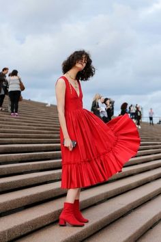 Grunge Looks, Sydney Style, Red Ankle Boots, Red Street, Minimal Dress, Red Outfits, Gaun Fashion, Street Style 2017, Street Dress