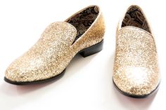 Make a dazzling impression in this handsome designer loafer with suave interior lining to accent its bright, glittered upper making it a great compliment to more flamboyant outfits. Glittery Dress, Dress Loafers, Wedding Outfit, Gold Glitter, Loafers Men, Formal Event, Dress Shoes Men, Oxford Shoes, Shoes Mens