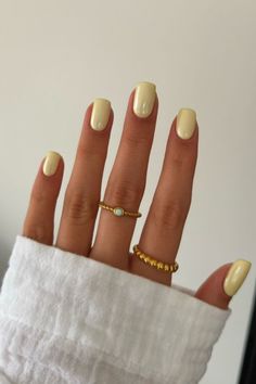 baby yellow chrome nails for summer Short Nails Color Ideas Summer, Cute Manicure Designs, Yellow Almond Nails Summer, Pale Yellow Nails With Chrome, Summer Gel Nails Chrome, Yellow Chrome Nails Square, Short Yellow Chrome Nails, Yellow Summer Nails Short, Short Nail Colors Summer