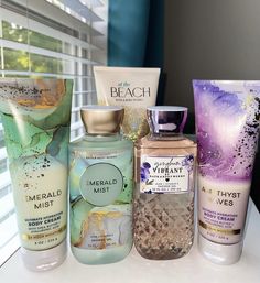 Scent Combos Hygiene Fall, Candle Aesthetic Bath And Body Works, Perfume Aesthetic Bath And Body Works, Scent Combos Hygiene Strawberry, Birthday Party Gift Bag Ideas, Scent Combos Hygiene Floral, Cream Body, Pretty Perfume Bottles