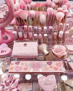 Pink Makeup Products, Profumo Victoria Secret, Koleksi Makeup, Penyimpanan Makeup, Alat Makeup, Pink Room Decor, Pink Life, Girly Room