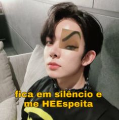 a woman with her face painted like a bird and the words'fica em silencio e me heespeta '