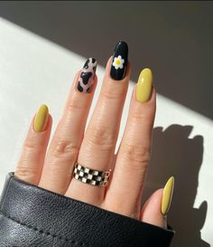 Acrylic Nails Yellow, Nails Yellow, Hippie Nails, Cute Gel Nails, Soft Nails, Summer Acrylic Nails, Yellow Nails, Minimalist Nails, Fire Nails